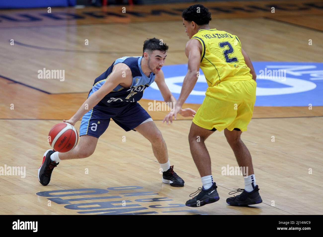 Los dos Caminos, Miranda. VE - MARS 21: Matias Espinosa #12 de l'équipe Uruguay balle en main avant la défense de Santiago Velasquez #2 du Colom Banque D'Images