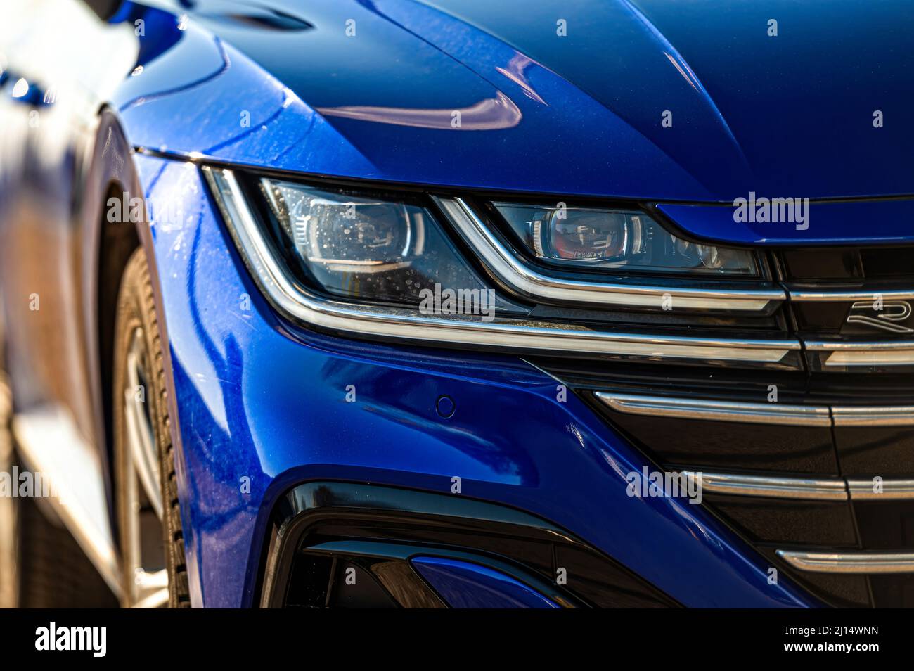 Riga, Lettonie, le 18 mars 2022 : Volkswagen Arteon R-Line, éclairage avant, conception des phares Banque D'Images