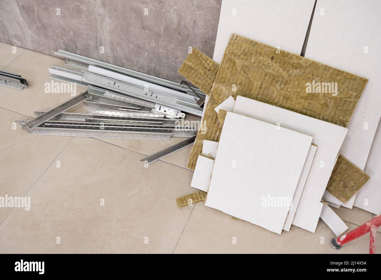 Matériaux pour les réparations et outils pour le remodelage de la maison (bâtiment) qui est en cours de remodelage, rénovation, extension, restauration, reconstruction Banque D'Images