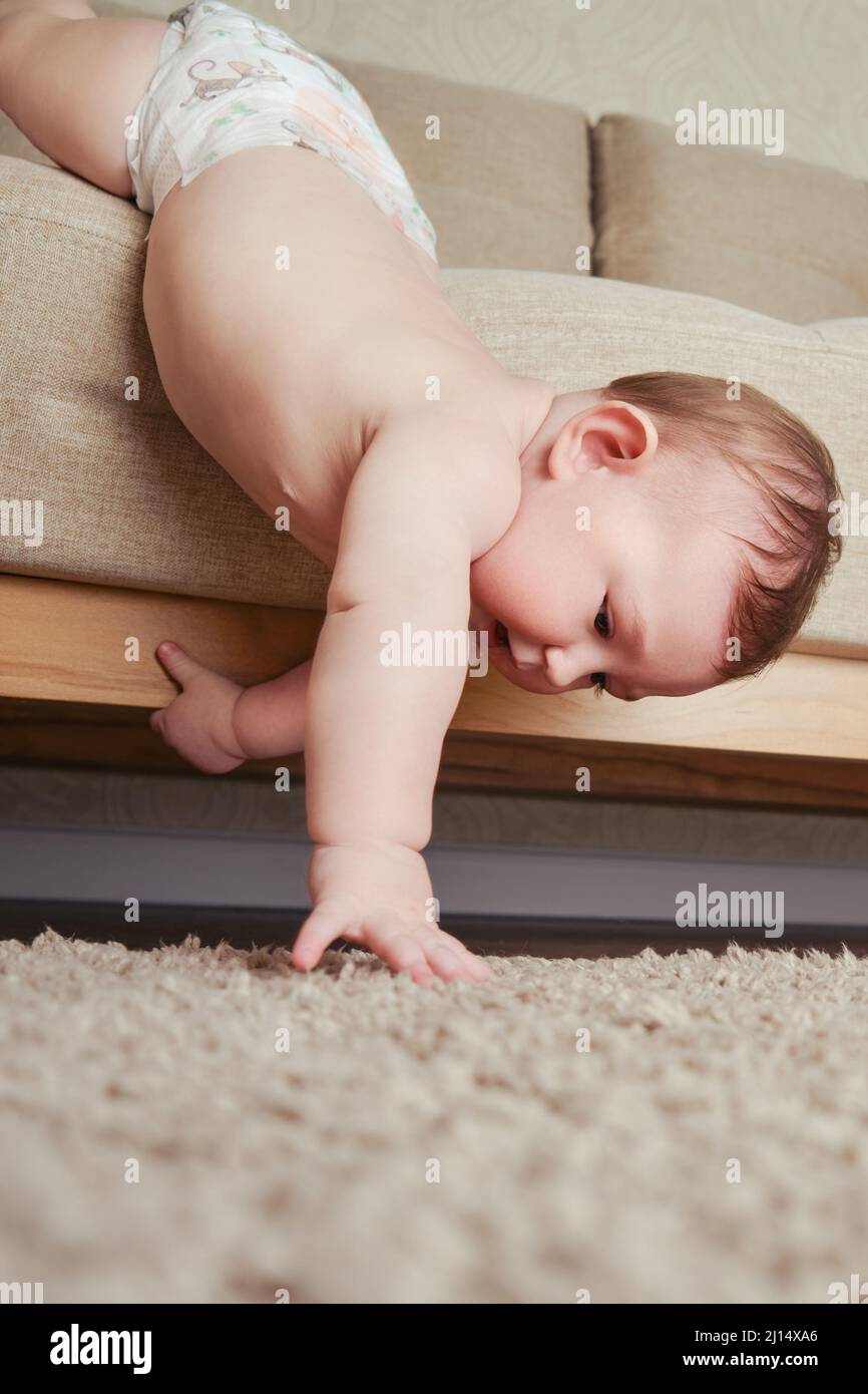 Bebe Tombe Du Canape Dans Le Salon De La Maison Le Tout Petit Sort Du Lit Problemes Avec La Securite Des Enfants Sans Surveillance Parentale Photo Stock Alamy