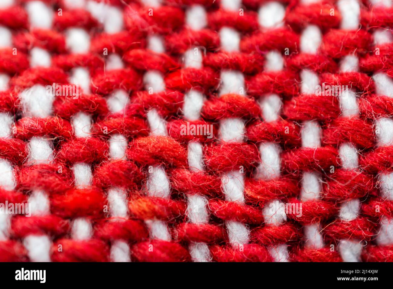 Vue rapprochée d'une couverture tissée rouge et blanche. Banque D'Images