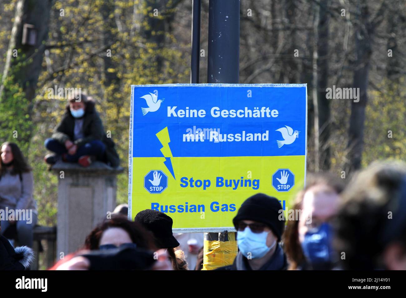 Berlin, Allemagne. 20th mars 2022. De nombreux artistes bien connus prennent position contre l'attaque de la Russie contre l'Ukraine. Selon un porte-parole de la police, environ 15 000 personnes sont au rassemblement de solidarité "la paix" à la porte de Brandebourg. (Photo de Simone Kuhlmey/Pacific Press/Sipa USA) crédit: SIPA USA/Alay Live News Banque D'Images
