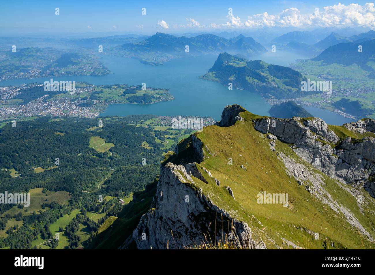 Vue sur le lac de Lucerne par une journée ensoleillée avec des nuages dans le ciel Banque D'Images