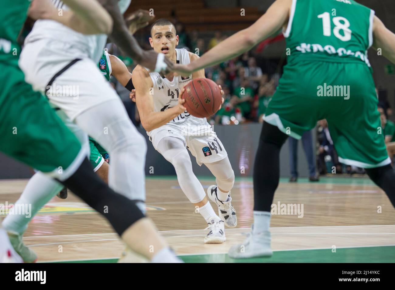 Wroclaw, Pologne, 22nd mars 2022. 7days Eurocup: WKS Slask Wroclaw (chemises vertes) vs Partizan NIS Belgrade (chemises blanches) dans Centennial Hall. Photo : Yam Madar (41) © Piotr Zajac/Alay Live News Banque D'Images