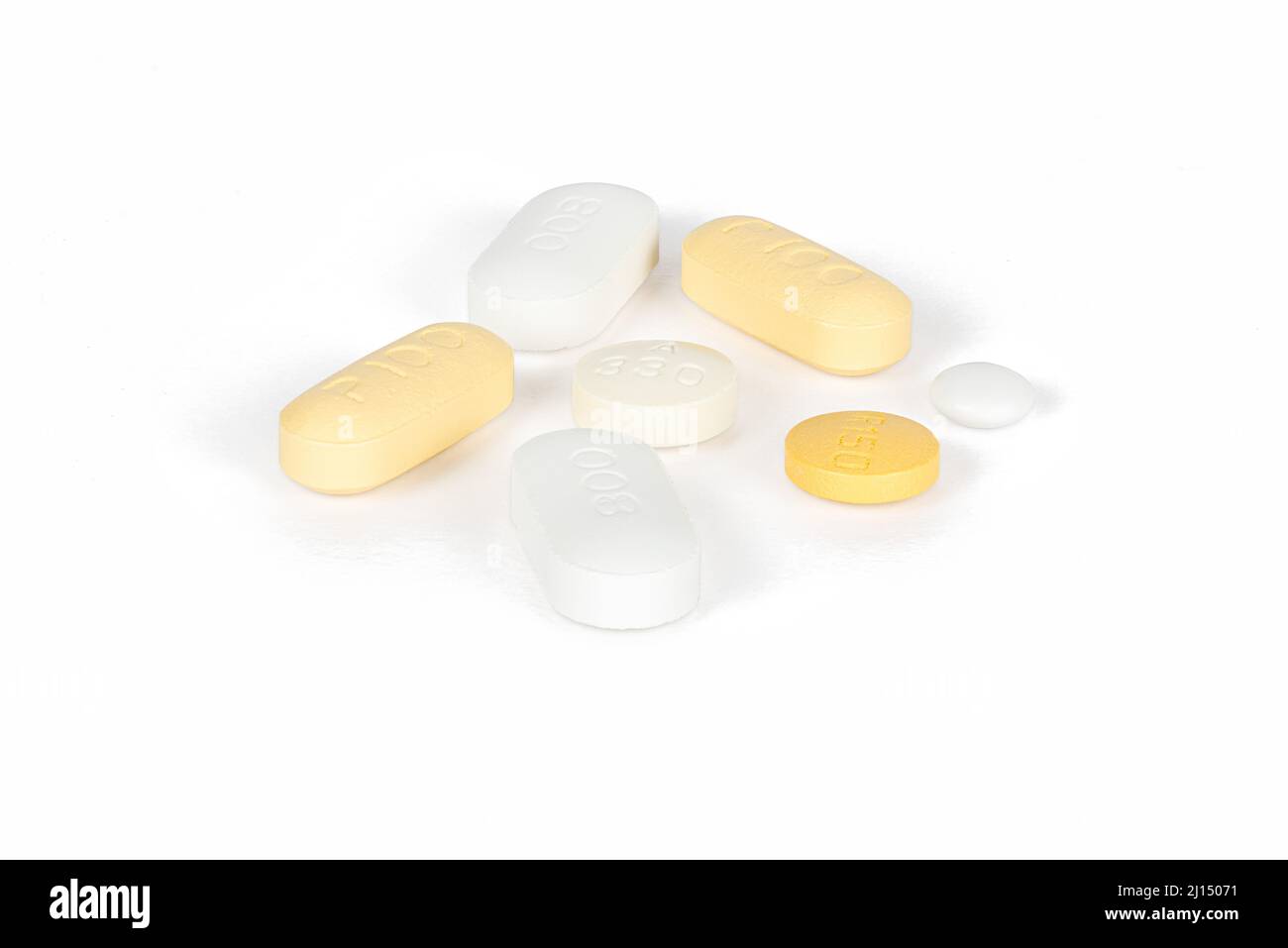 Sélection de pilules et de comprimés sur fond blanc - pilules prophylactiques pour les patients atteints de cancer Banque D'Images