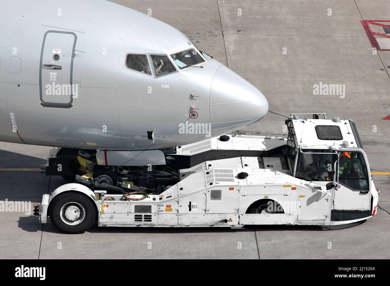 avion en marche arrière à l'aéroport international Banque D'Images
