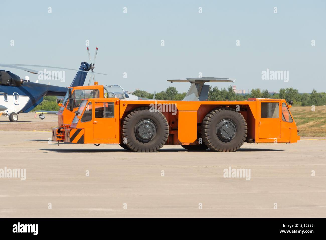 Barre de remorquage, pousser le camion vers l'arrière pour les avions à l'aérodrome Banque D'Images