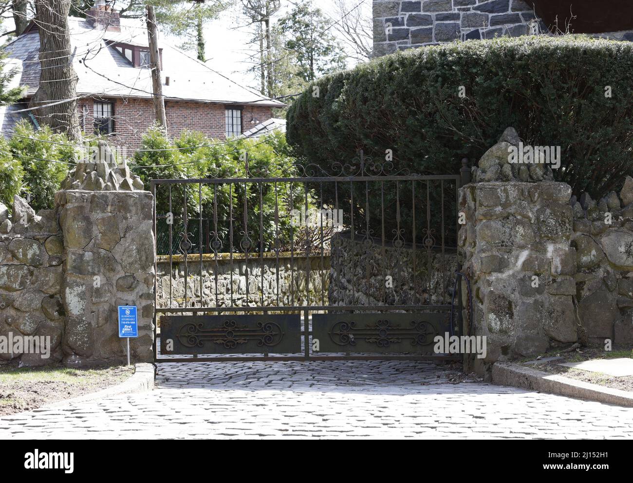 Staten Island, États-Unis. 22nd mars 2022. La maison qui a été utilisée comme composé Corleone pour la production 1972 du film emblématique « le parrain » reste dans la même condition qu'il y a 50 ans, alors que le 50th anniversaire du film à succès approche le mardi 22 mars 2022 à New York. Le film a débuté le 24 mars 1972 et a enregistré des records de Box Office, revitalisant la carrière de Marlon Brando et lançant la carrière d'Al Pacino tout en remportant l'Oscar de la meilleure image. Photo de John Angelillo/UPI crédit: UPI/Alay Live News Banque D'Images