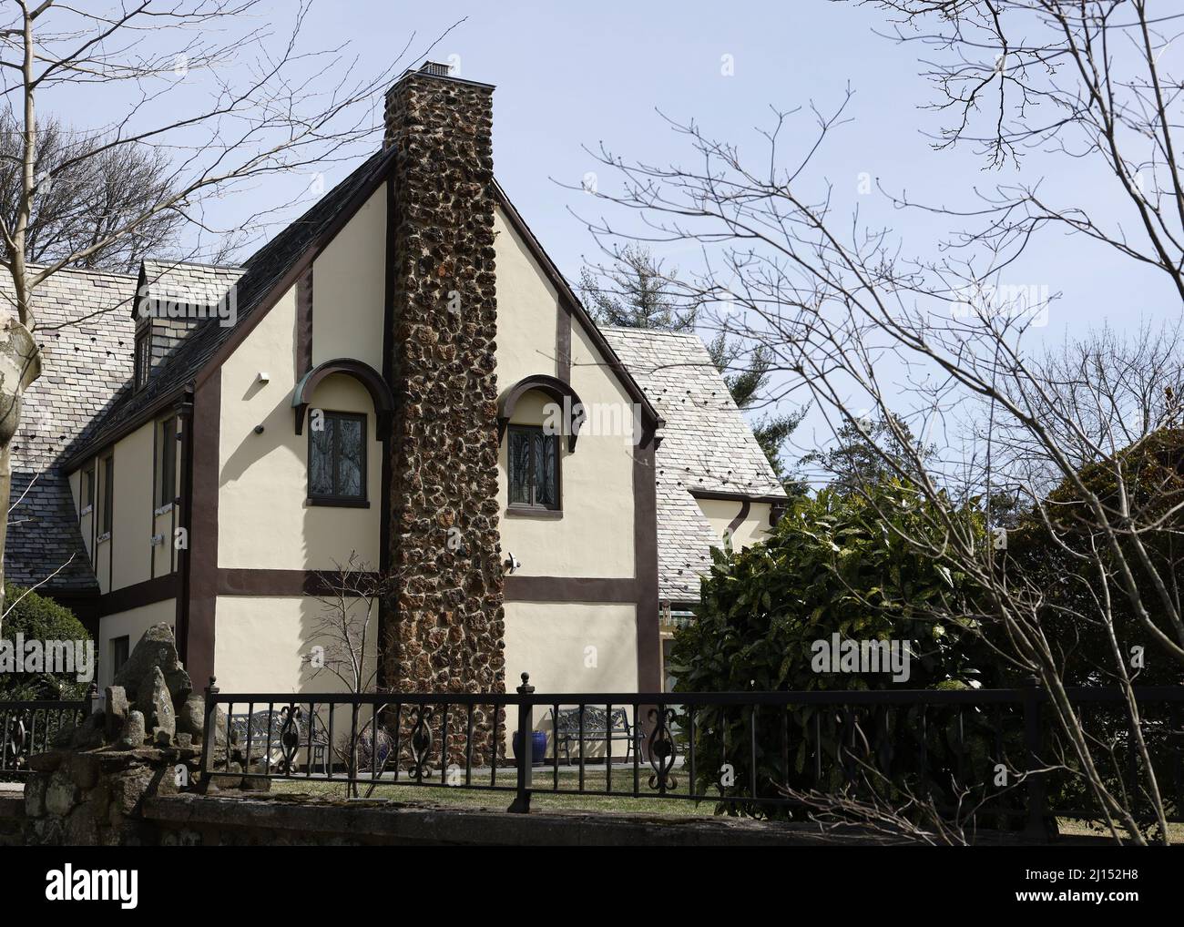 Staten Island, États-Unis. 22nd mars 2022. La maison qui a été utilisée comme composé Corleone pour la production 1972 du film emblématique « le parrain » reste dans la même condition qu'il y a 50 ans, alors que le 50th anniversaire du film à succès approche le mardi 22 mars 2022 à New York. Le film a débuté le 24 mars 1972 et a enregistré des records de Box Office, revitalisant la carrière de Marlon Brando et lançant la carrière d'Al Pacino tout en remportant l'Oscar de la meilleure image. Photo de John Angelillo/UPI crédit: UPI/Alay Live News Banque D'Images