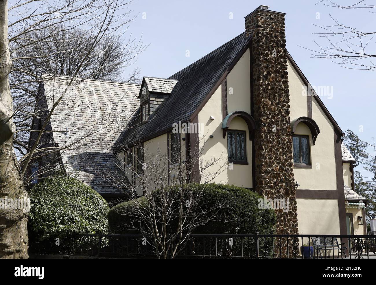 Staten Island, États-Unis. 22nd mars 2022. La maison qui a été utilisée comme composé Corleone pour la production 1972 du film emblématique « le parrain » reste dans la même condition qu'il y a 50 ans, alors que le 50th anniversaire du film à succès approche le mardi 22 mars 2022 à New York. Le film a débuté le 24 mars 1972 et a enregistré des records de Box Office, revitalisant la carrière de Marlon Brando et lançant la carrière d'Al Pacino tout en remportant l'Oscar de la meilleure image. Photo de John Angelillo/UPI crédit: UPI/Alay Live News Banque D'Images