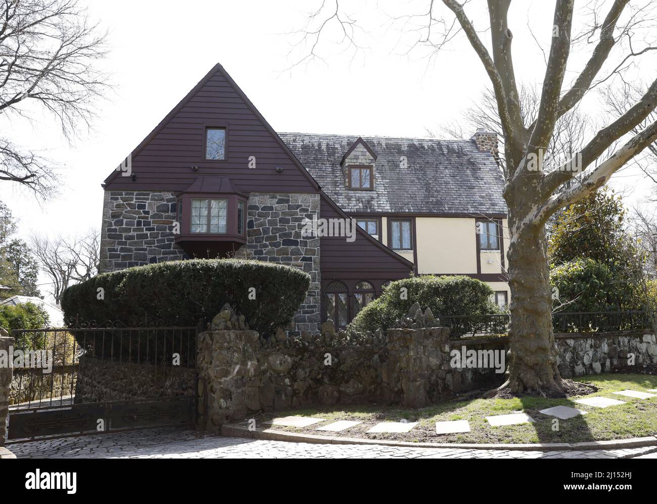 Staten Island, États-Unis. 22nd mars 2022. La maison qui a été utilisée comme composé Corleone pour la production 1972 du film emblématique « le parrain » reste dans la même condition qu'il y a 50 ans, alors que le 50th anniversaire du film à succès approche le mardi 22 mars 2022 à New York. Le film a débuté le 24 mars 1972 et a enregistré des records de Box Office, revitalisant la carrière de Marlon Brando et lançant la carrière d'Al Pacino tout en remportant l'Oscar de la meilleure image. Photo de John Angelillo/UPI crédit: UPI/Alay Live News Banque D'Images