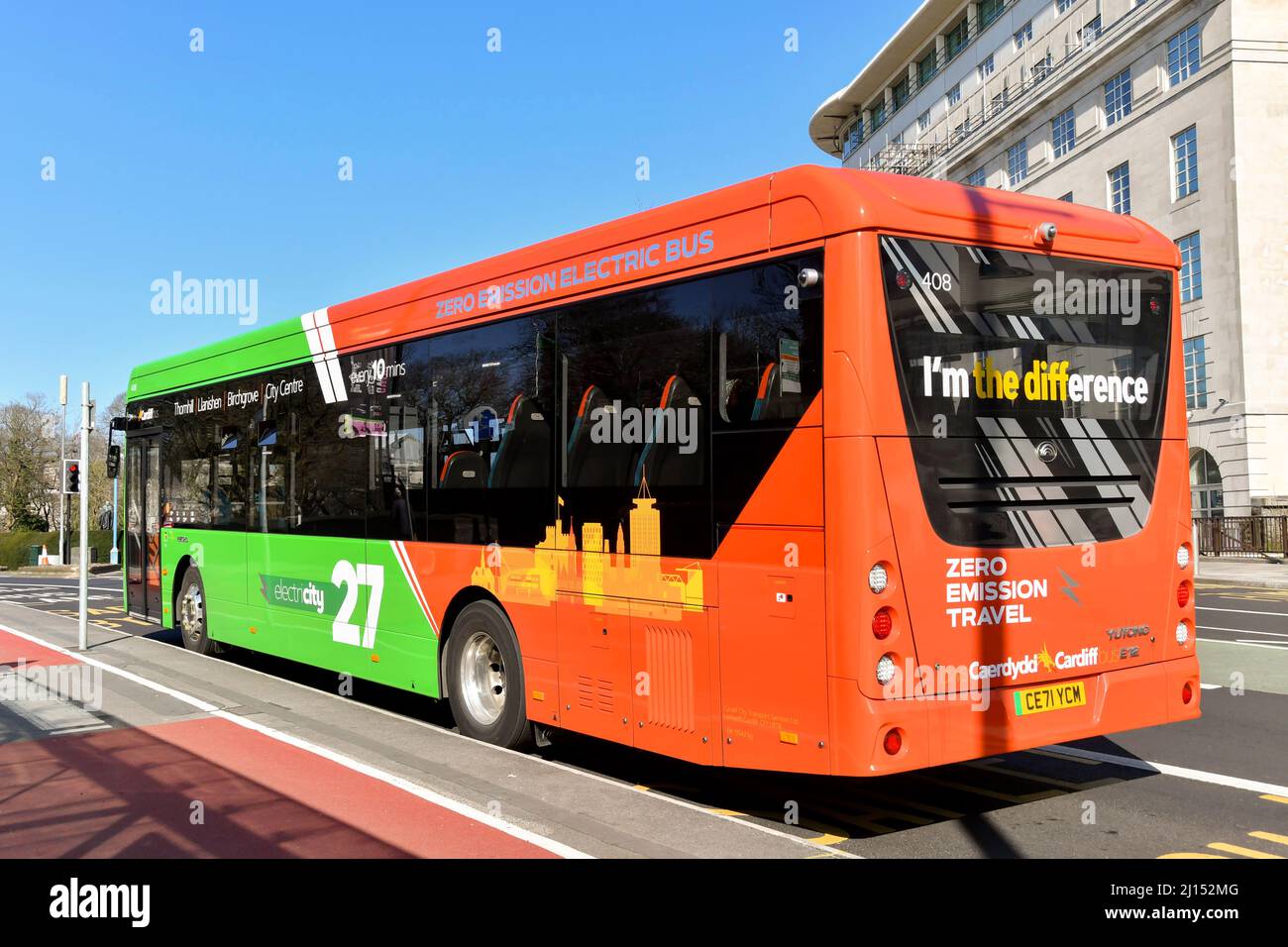 Cardiff, pays de Galles - mars 2022 : nouveau bus de service public électrique à un étage exploité par la société de bus de la ville, Cardiff bus Banque D'Images