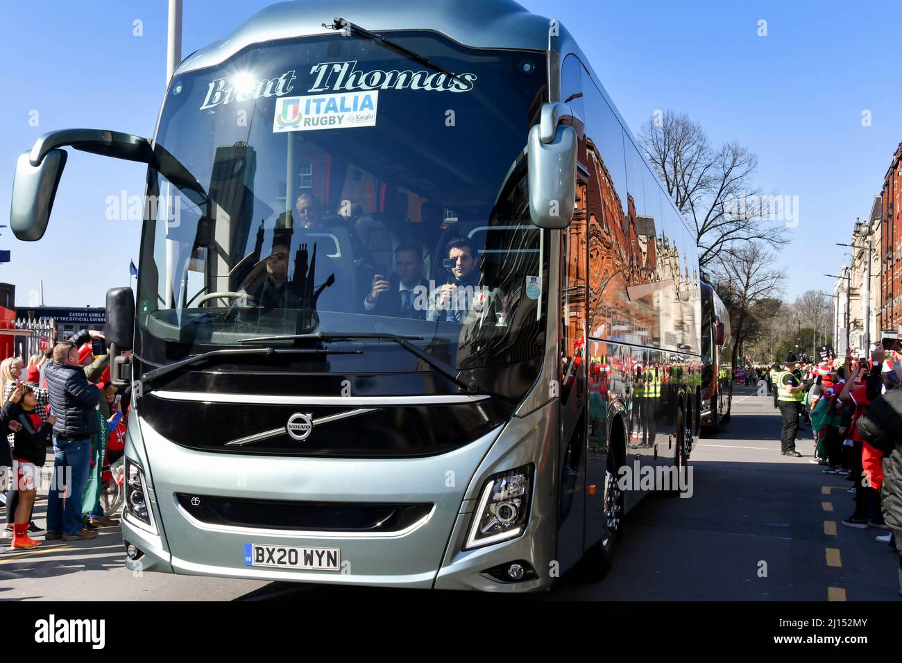 Cardiff, pays de Galles - 2022 mars : autocar transportant l'équipe italienne de rugby en voiture à travers le centre-ville de Cardiff jusqu'au stade Banque D'Images