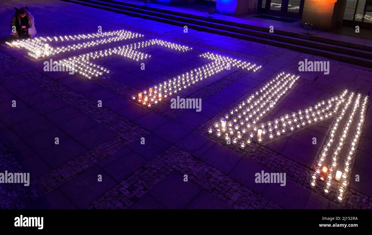 Ostrava, République tchèque. 22nd mars 2022. Grande inscription lumineuse '????', Ce qui signifie „enfants“ en russe avec des bougies devant le Théâtre National Moravie - Silésie à Ostrava, République Tchèque, le 22 mars 2022, pendant l'action lumière pour Marioupol de marquer un signe similaire qui était de protéger le théâtre de Marioupol contre une attaque à la bombe en Ukraine. Crédit: Jaroslav Ozana/CTK photo/Alay Live News Banque D'Images