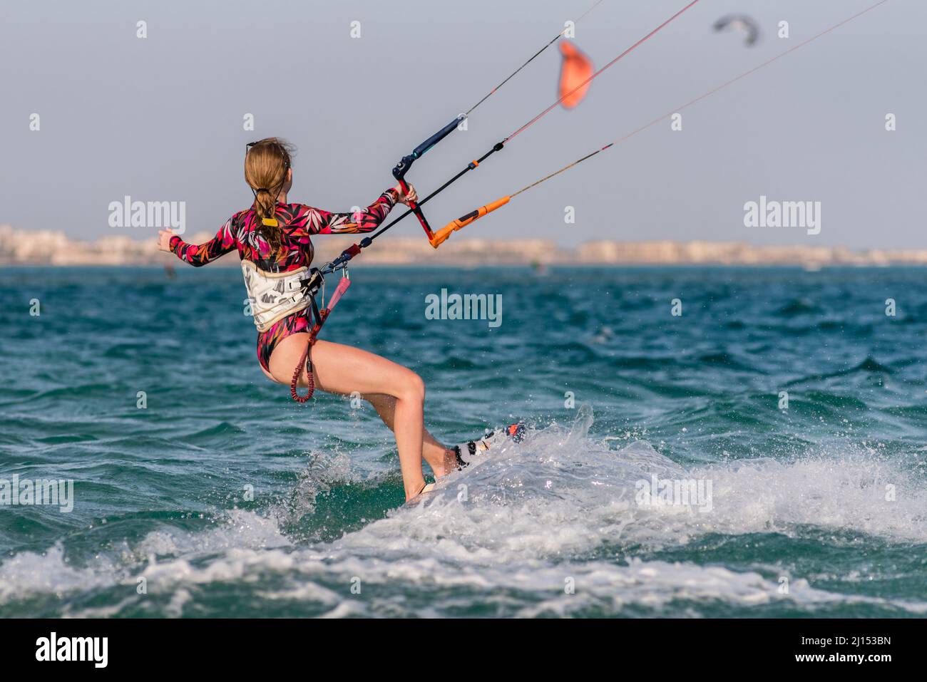 Belle femme caucasienne kitesurf isolée sur la mer bleue, fille Sexy en maillot de bain kiteboarding sur l'océan clair 2022 kite-surf fille Banque D'Images