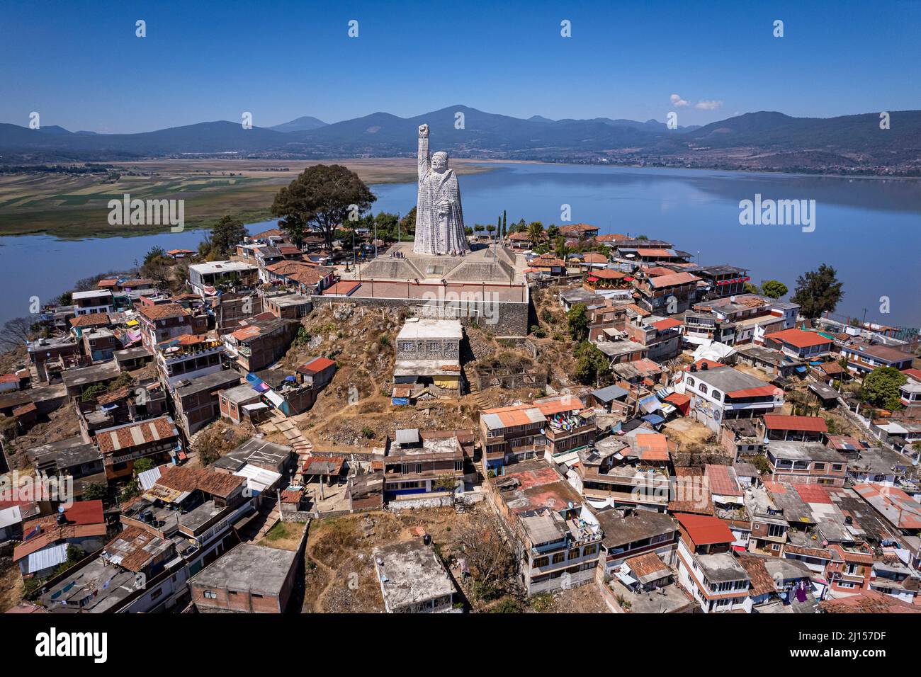 Une statue du héros de l'indépendance Jose Maria Morelos commande la vue sur l'île de Janitzio sur le lac Patzcuaro, Michoacan, Mexique. Banque D'Images