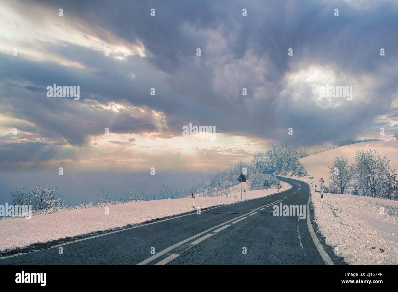 Paysages d'hiver des Langhe piémontais immergés dans la neige. À l'hiver 2022 Banque D'Images