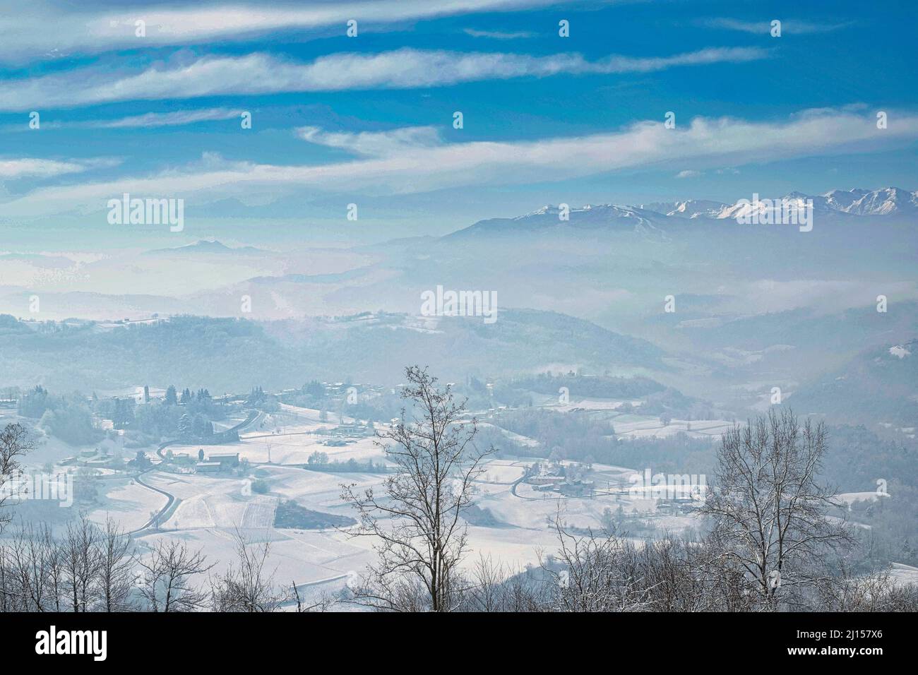 La chaîne de montagne monviso des Langhe piémontais près d'Alba. Couverte par la neige d'hiver de janvier 2022 Banque D'Images