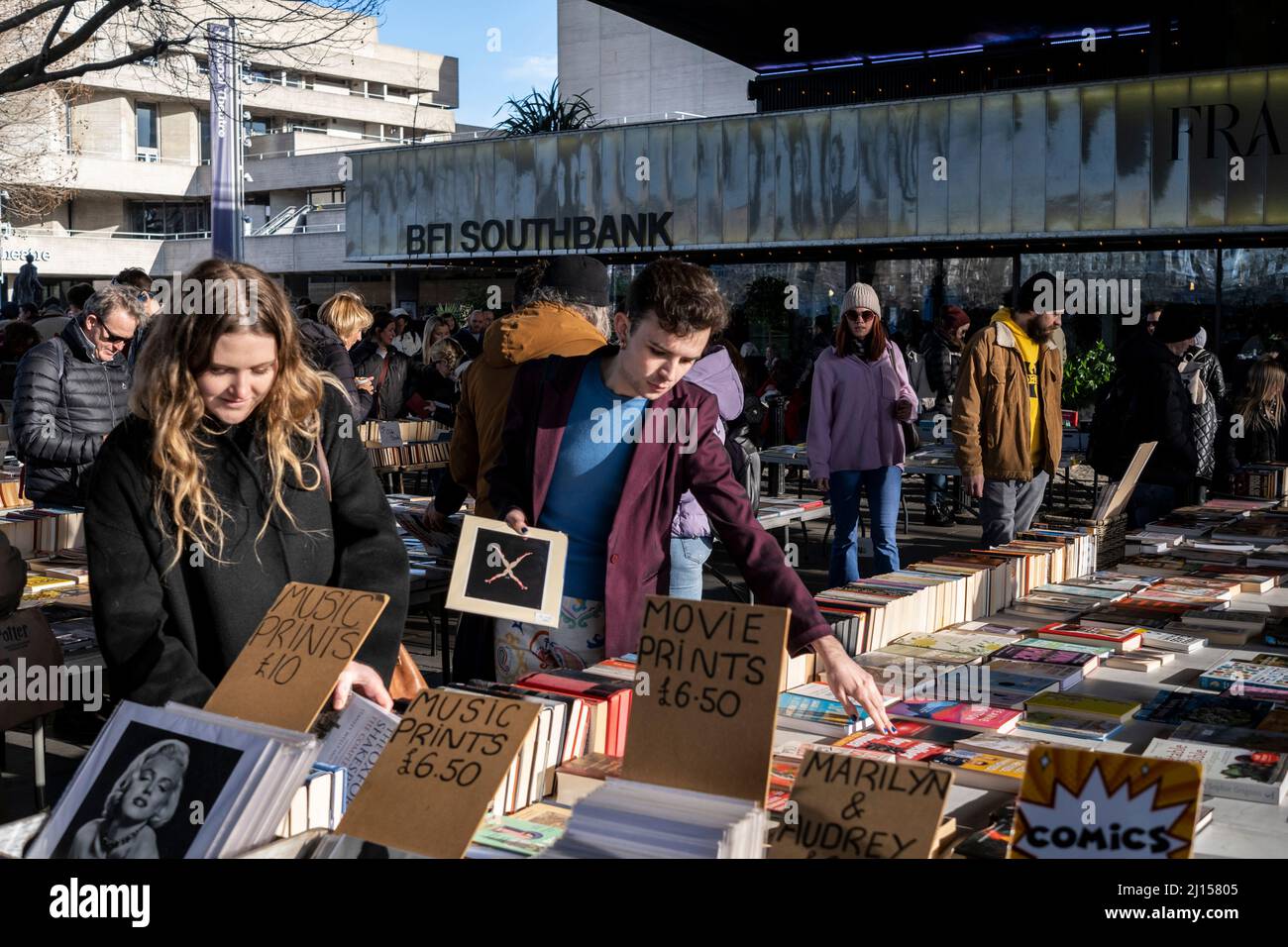 Les clients du marché du livre Southbank Centre près de Waterloo à Londres Banque D'Images