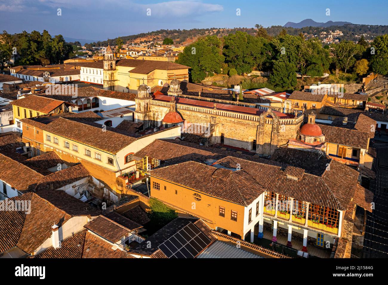 Rooves et temples carrelés du village de Patzcuaro, Michoacan, Mexique. Banque D'Images