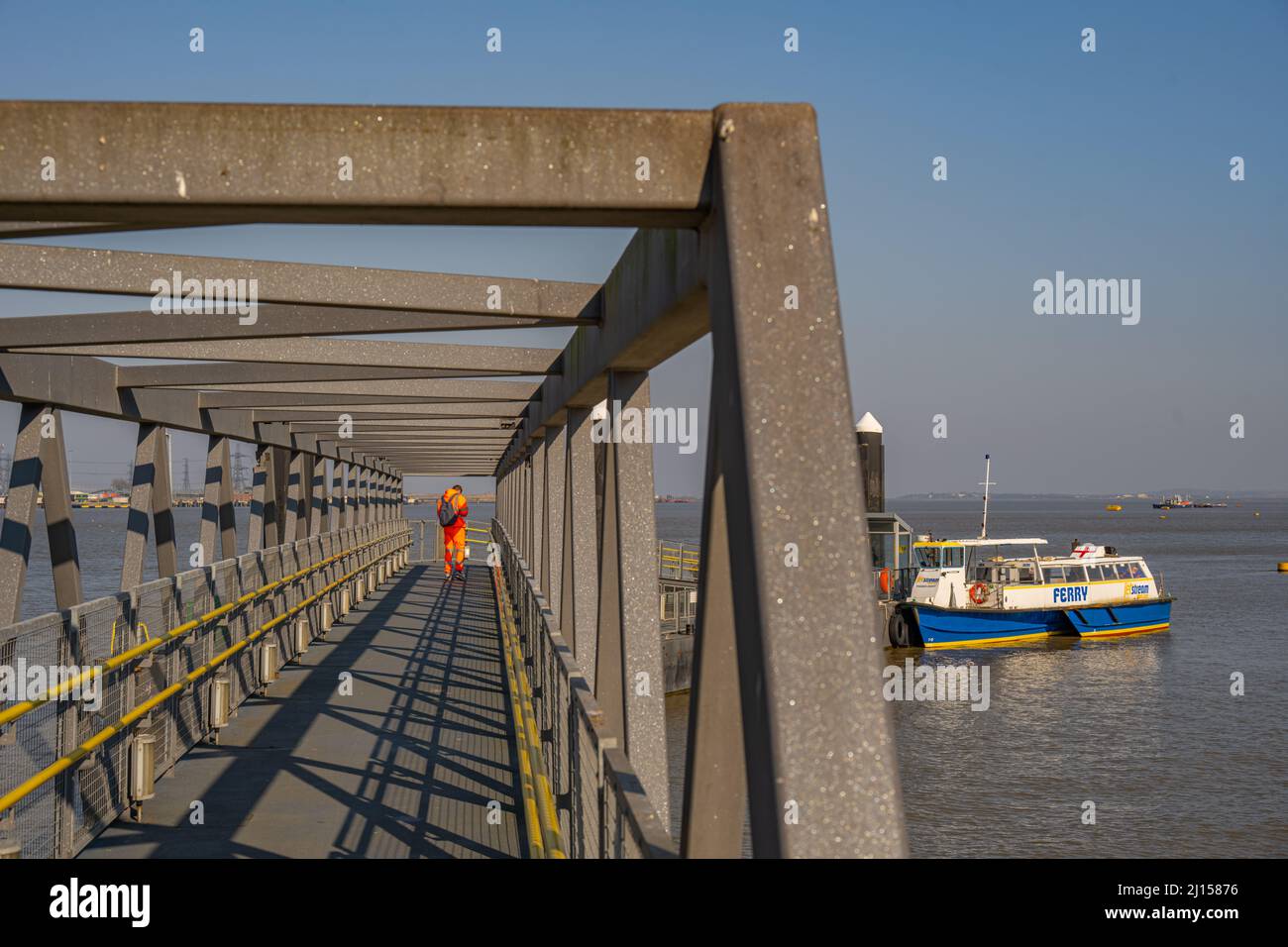 En regardant la promenade jusqu'à la jetée de la ville et le ferry de Tilbury à Gravesend Kent Banque D'Images