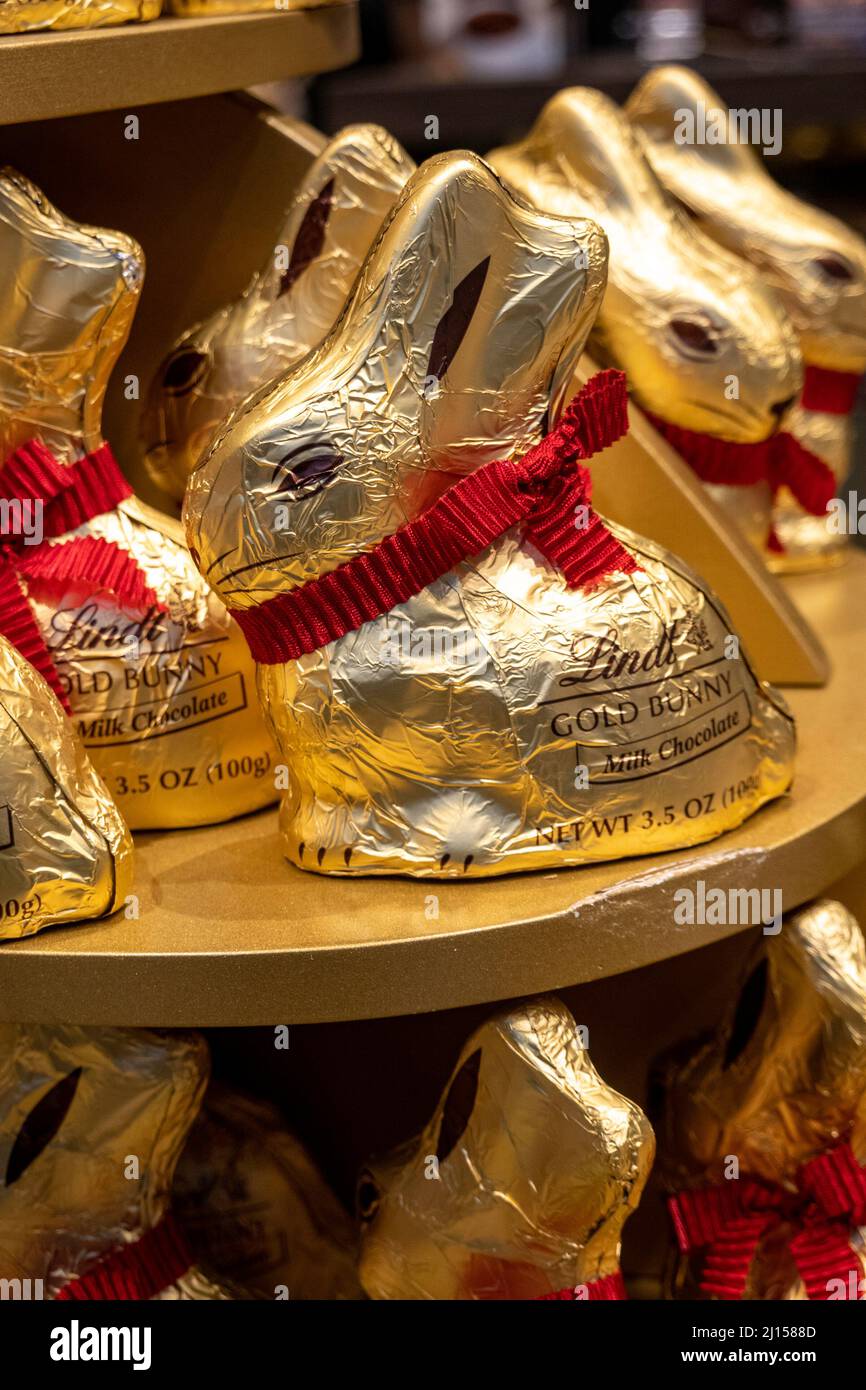 Lindt Chocolatier est un magasin suisse de bonbons situé au 34th Street Herald Square à New York City, USA 2022 Banque D'Images