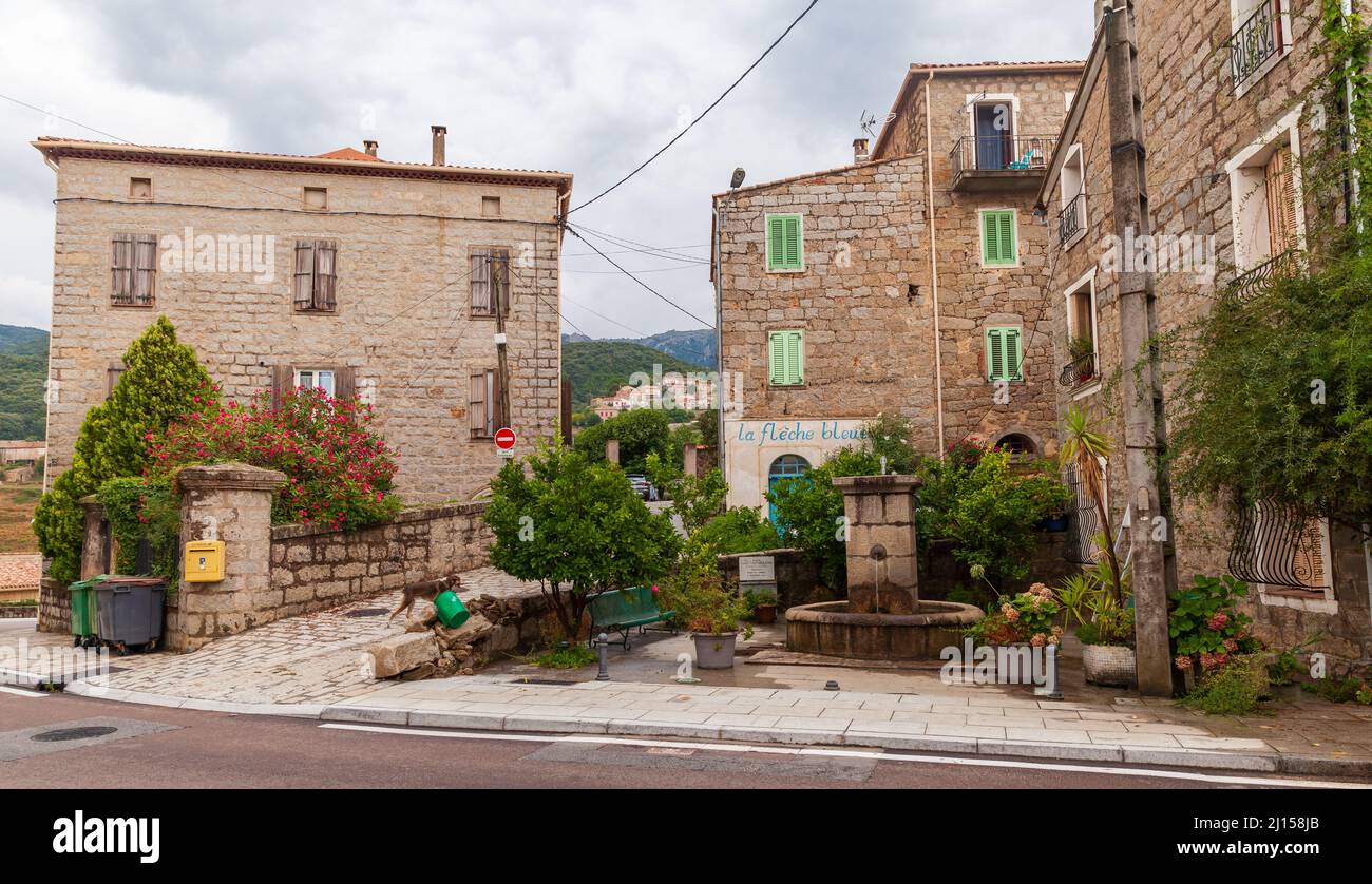 Petreto-Bichisano, France - 18 août 2018 : vue sur la rue de la vieille ville Corse avec maisons en pierre et place vide Banque D'Images