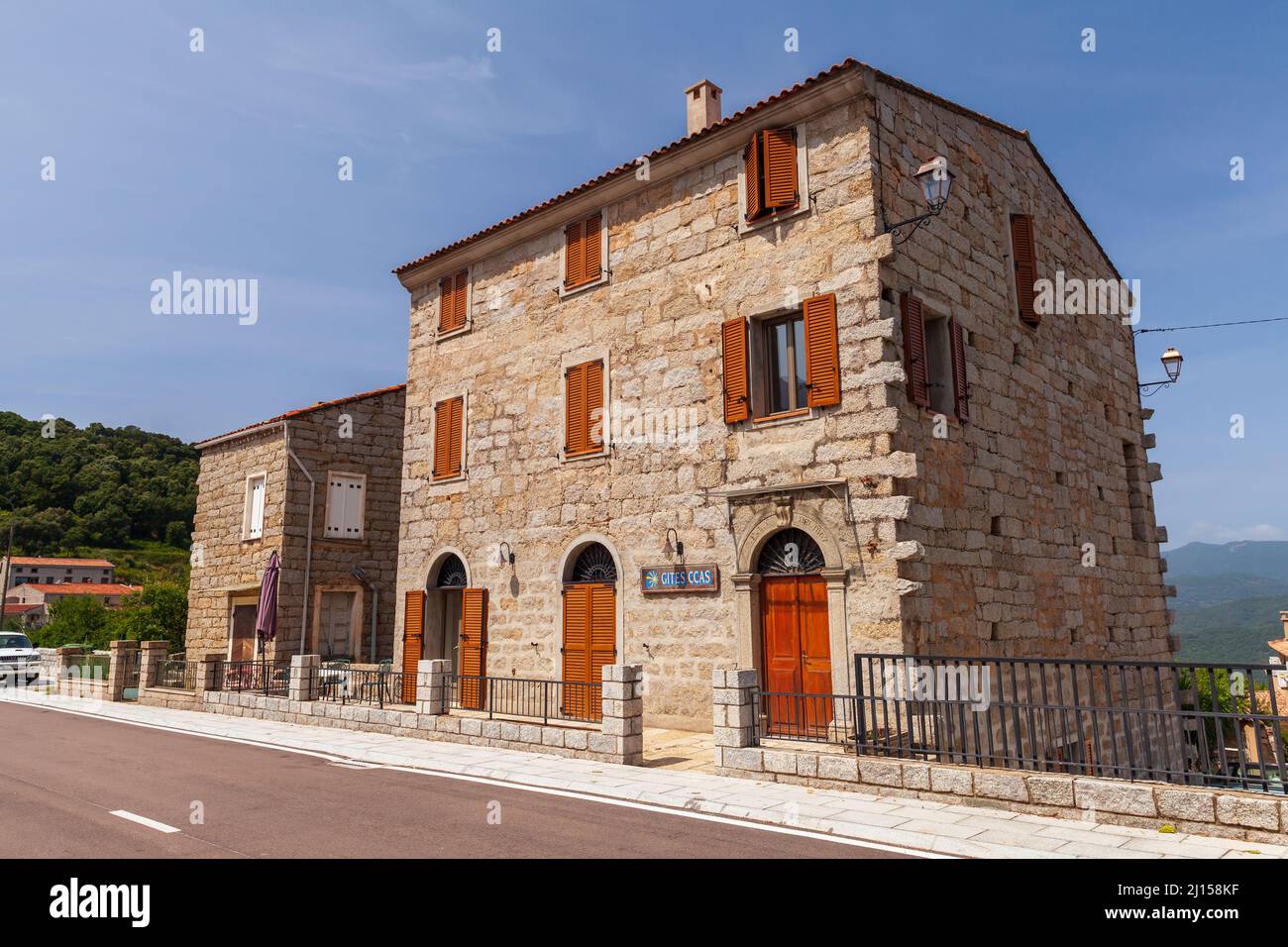 Petreto-Bichisano, France - 25 août 2018 : ville Corse avec vue sur la rue et maisons anciennes en pierre Banque D'Images