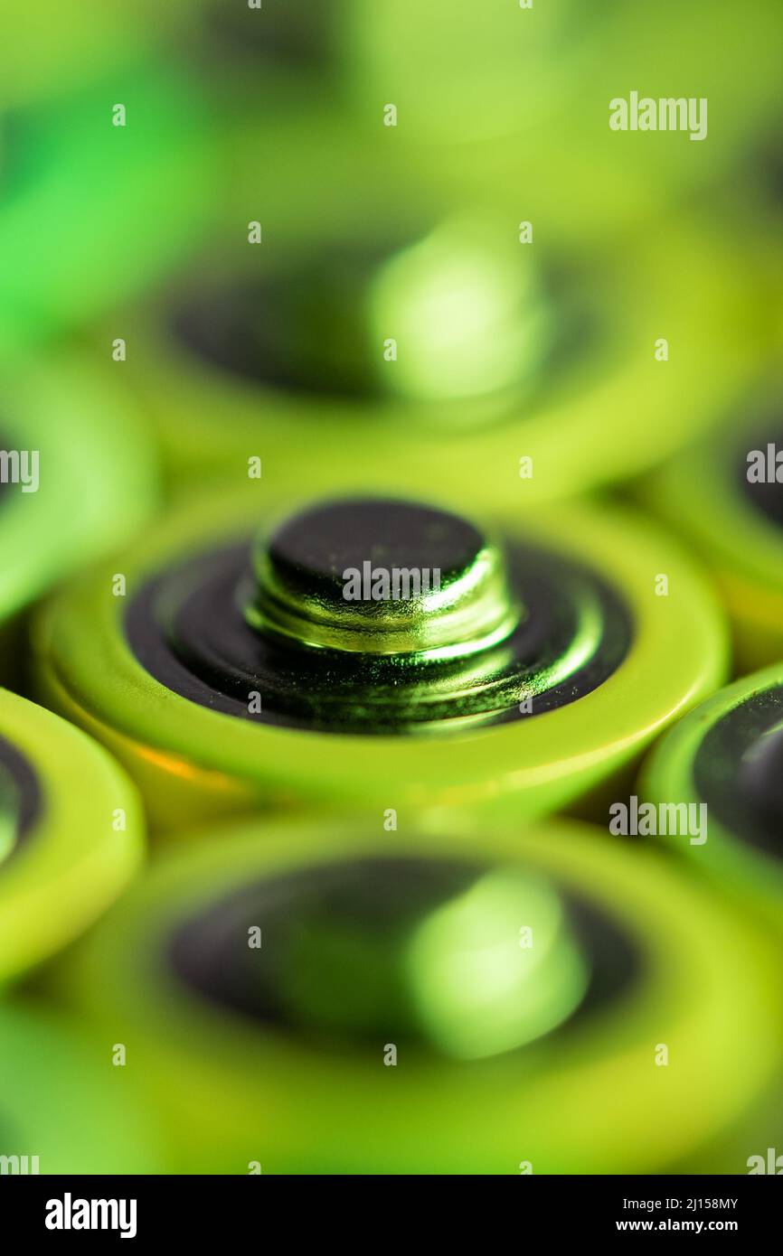 Gros plan des extrémités positives des piles déchargées, tailles AA, prise de vue macro, mise au point sélective. Batterie usagée Banque D'Images