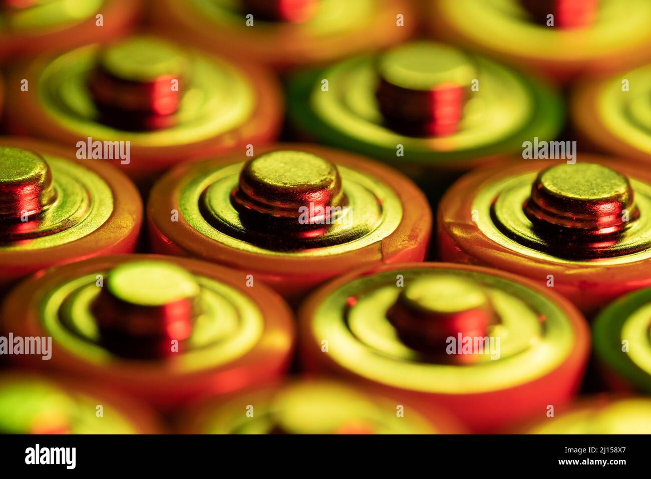 Gros plan des extrémités positives des piles déchargées, tailles AA, prise de vue macro, mise au point sélective. Batterie usagée Banque D'Images