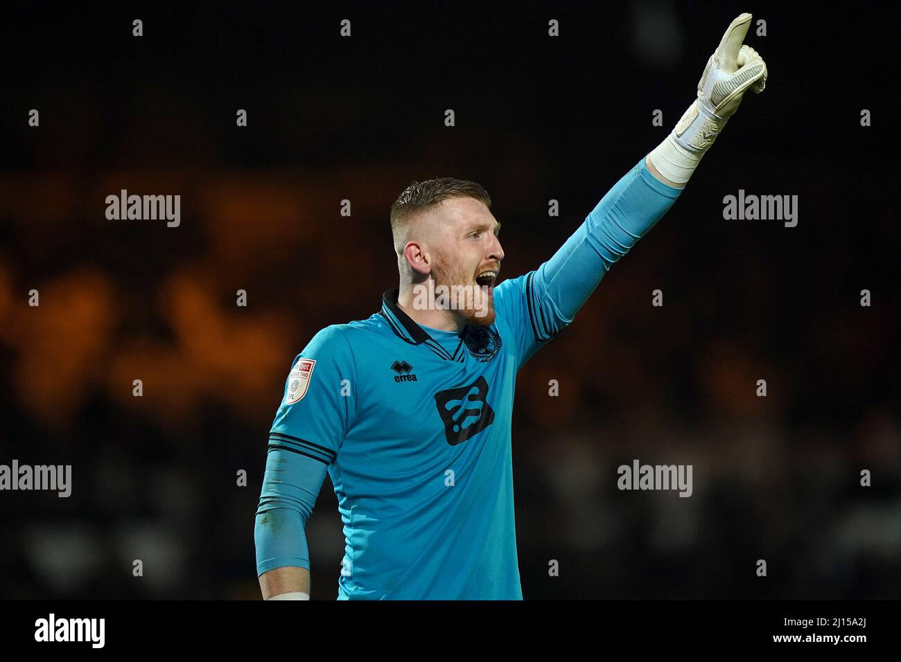 Le gardien de but de Port Vale, Aidan Stone, donne des instructions à ses coéquipiers lors du match Sky Bet League Two à Vale Park, Stoke-on-Trent. Date de la photo: Mardi 22 mars 2022. Banque D'Images