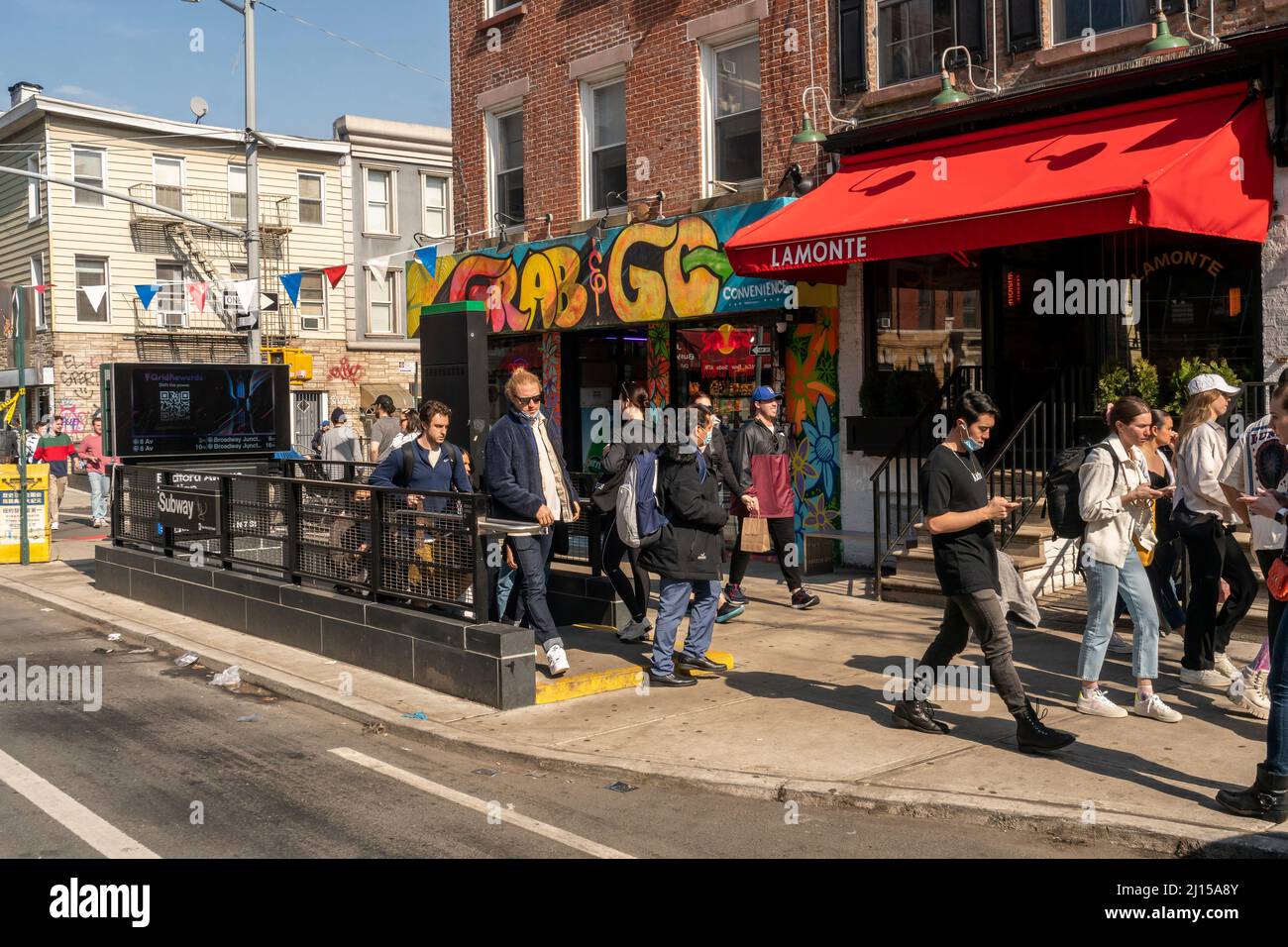 La gare de Bedford Avenue sur le train 'l' dans le quartier branché de Williamsburg, Brooklyn à New York, dégorge les voyageurs le samedi 19 mars 2022. (© Richard B. Levine) Banque D'Images