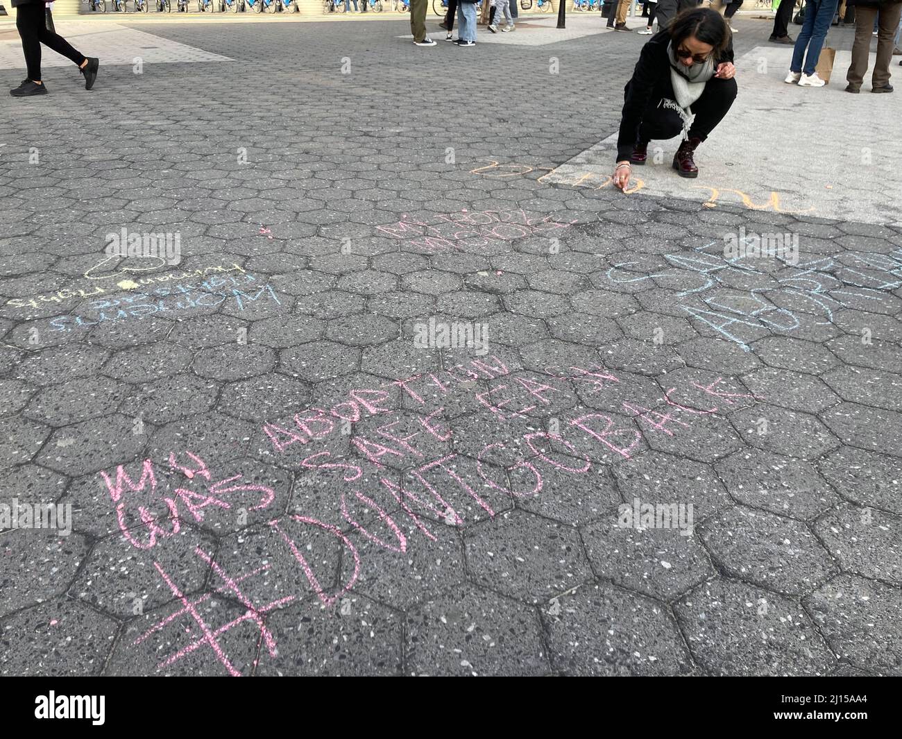 Les femmes se réunissent au parc Union Square à New York à l'occasion de la Journée internationale de la femme, le mardi 8 mars 2022. Le rassemblement contre l'attaque de droite contre les droits en matière de reproduction a appelé à l'avortement sur demande et sans excuses. (© Frances M. Roberts) Banque D'Images