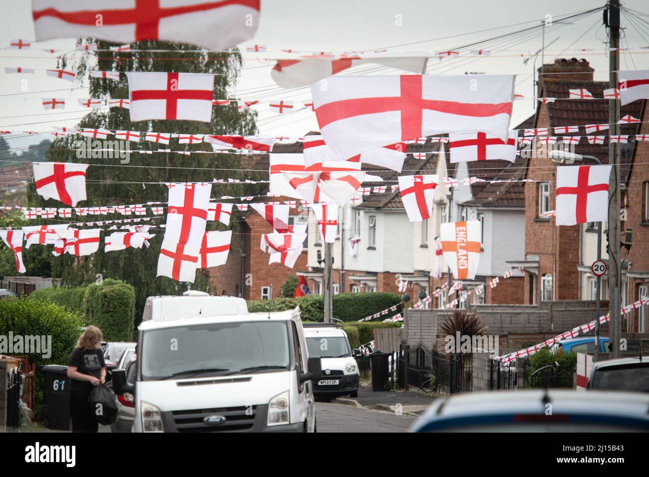 Torrington Avenue, Knowle West, Bristol, Royaume-Uni. 17th juin 2021. Une rue immobilière à Bristol a été couverte de drapeaux et de banderoles devant l'Angleterre Banque D'Images