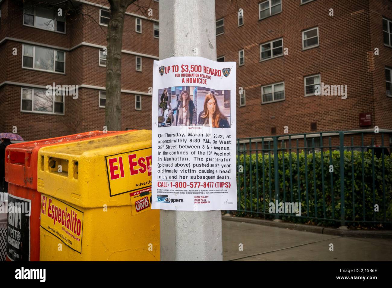 Poster à Chelsea à New York offre une récompense pour les informations qui ont conduit à l'arrestation de la personne présumée impliquée dans la mort de Barbara Maier Gutern, vu le jeudi 17 mars 2022. Gutern, une entraîneure et interprète de 87 ans, a été portée à terre le 10 mars, heurtant sa tête et en passant par la suite. (© Richard B. Levine) Banque D'Images