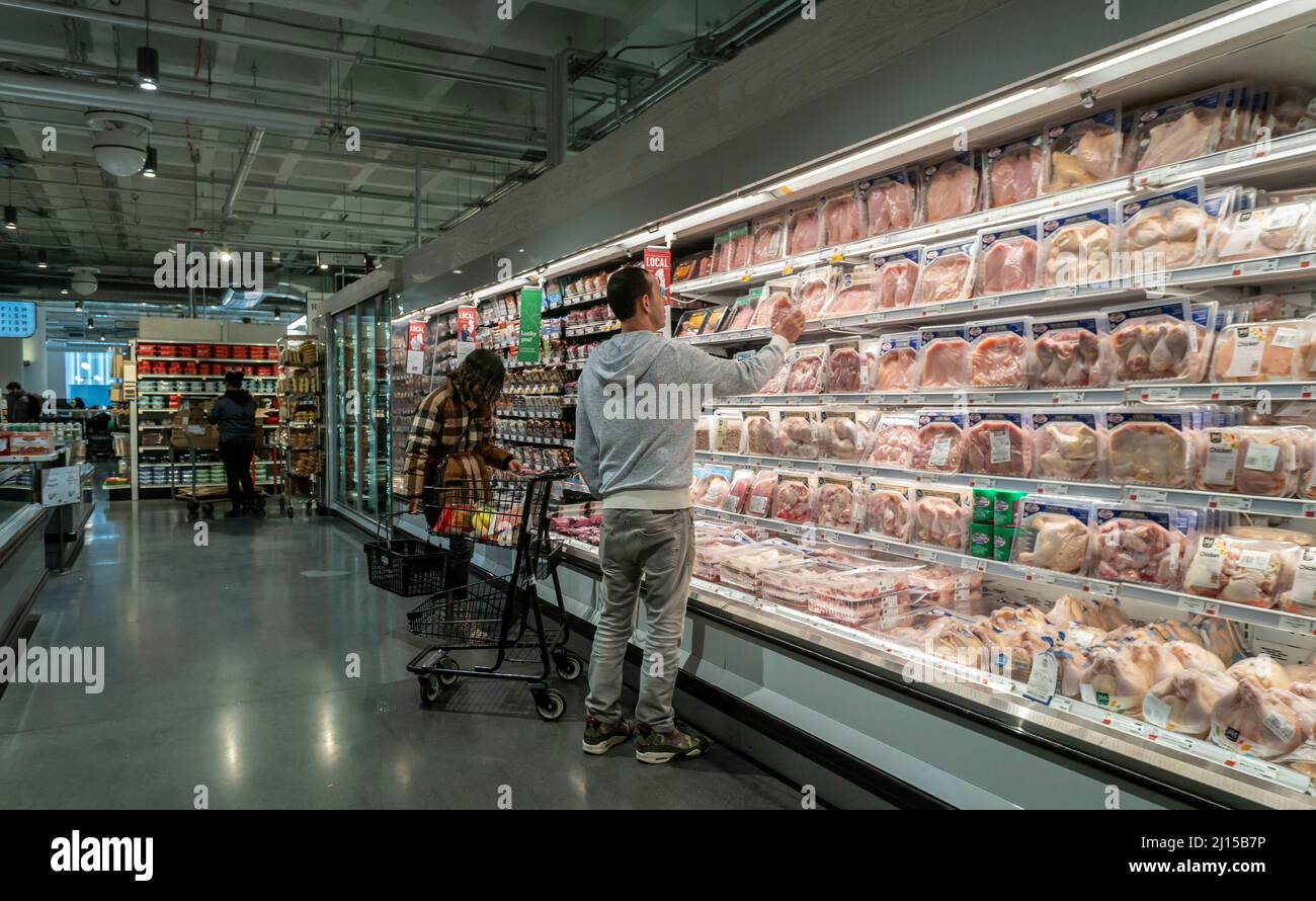 Shopping dans un supermarché Whole Foods Market à New York le jeudi 10 mars 2022. L