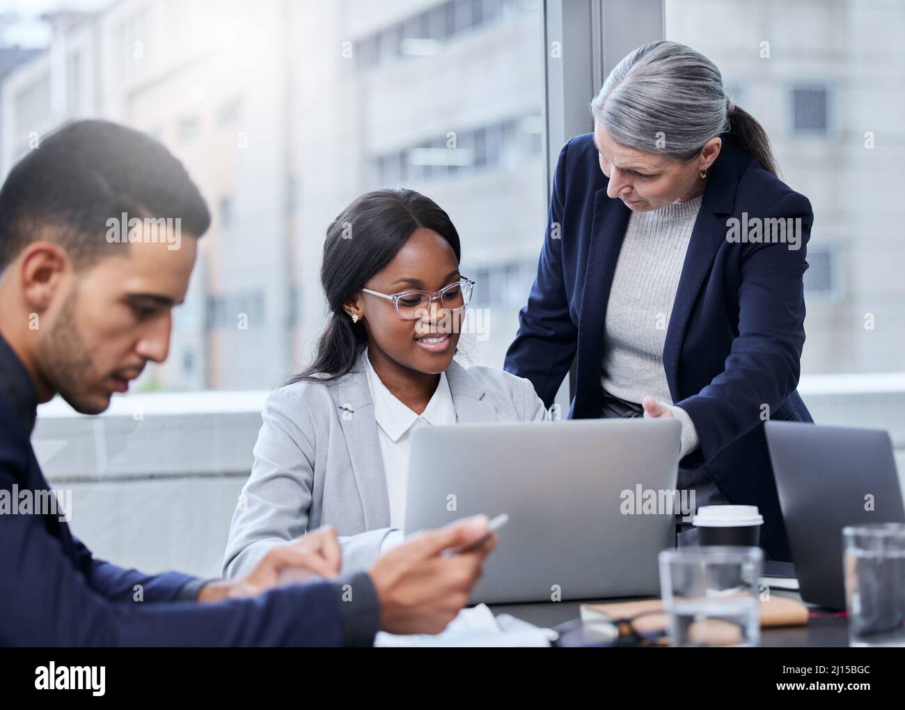 Essayons de faire cela d'une nouvelle façon. Photo de deux femmes d'affaires travaillant ensemble sur un ordinateur portable dans un bureau. Banque D'Images