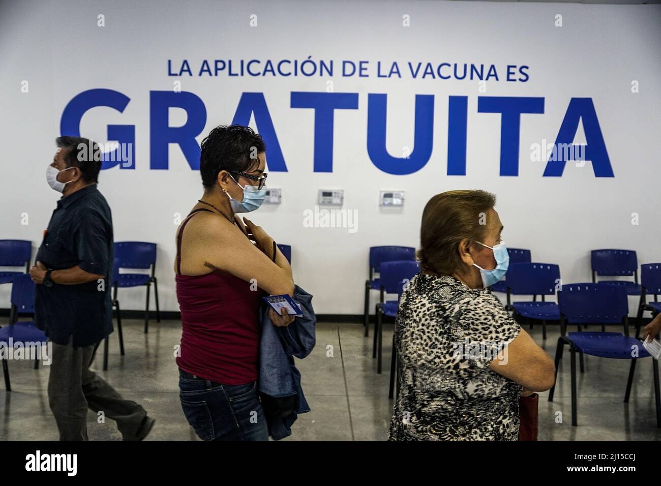 San Salvador, El Salvador. 22nd mars 2022. Les gens attendent de recevoir une quatrième dose du vaccin Pfizer COVID-19 dans un centre de vaccination de San Salvador. Le Salvador enregistre 161 052 cas confirmés de coronavirus, ainsi que 4 113 décès. (Photo de Camilo Freedman/SOPA Images/Sipa USA) crédit: SIPA USA/Alay Live News Banque D'Images