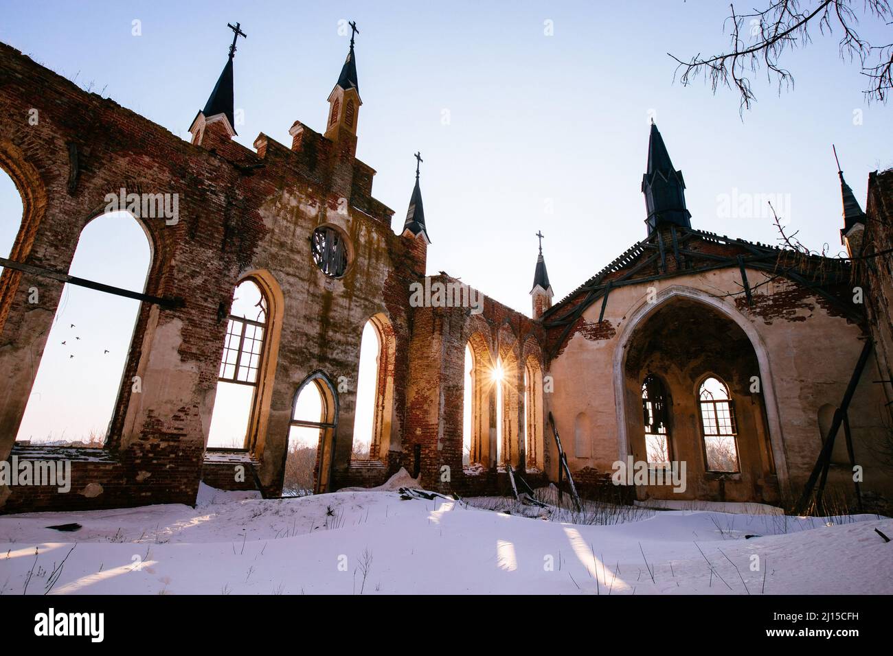 L'église catholique de la Sainte Vierge Marie a été abandonnée en ruines à Kamenka, dans la région de Saratov. Banque D'Images