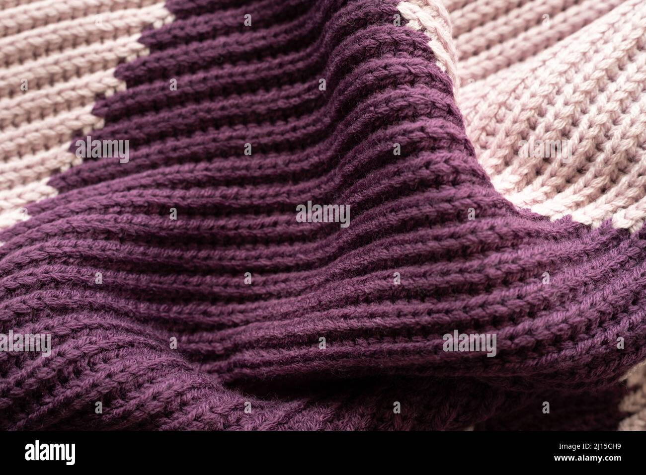 Gros plan sur l'arrière-plan de l'écharpe en laine mauve en maille Banque D'Images