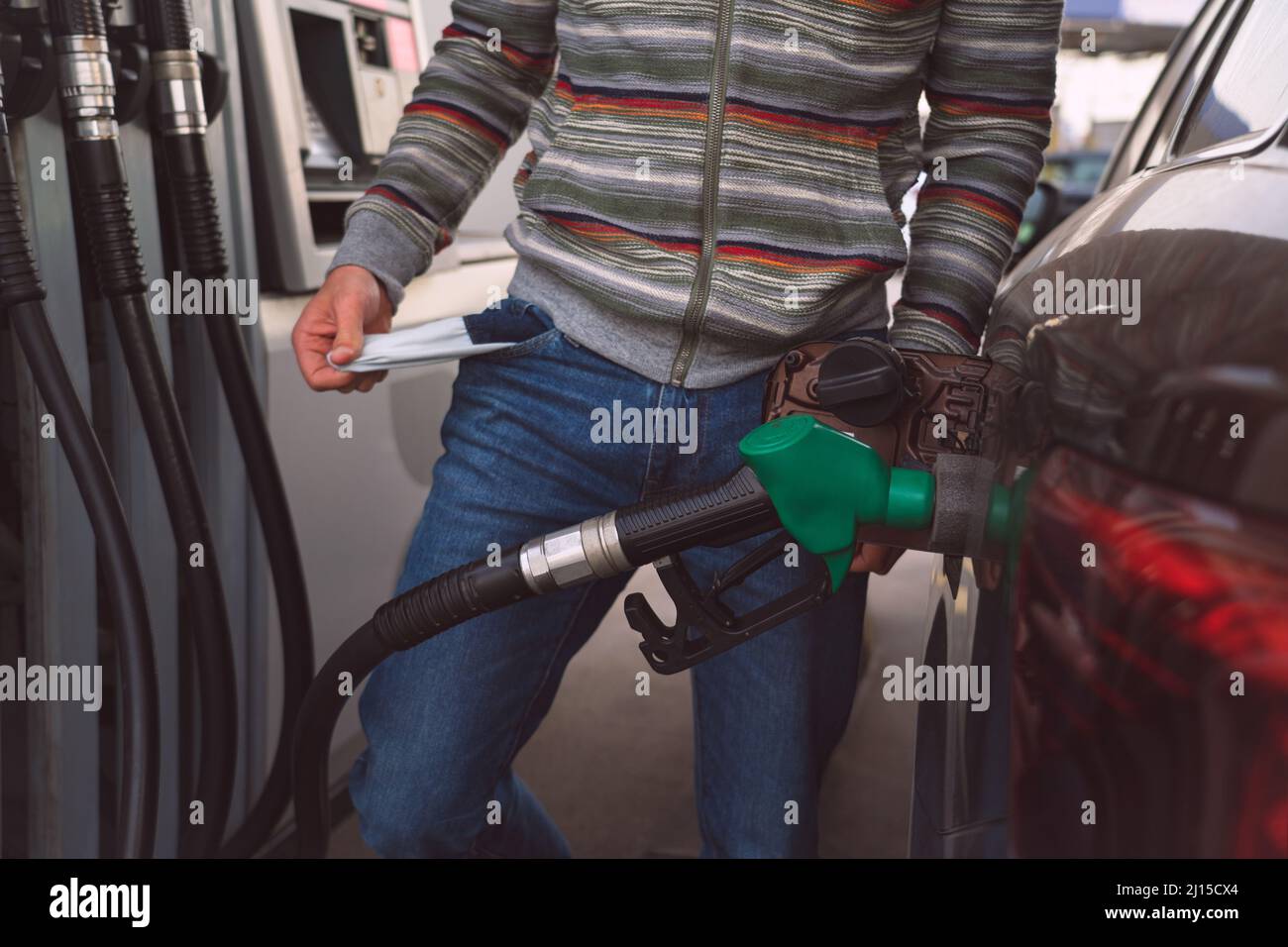Homme avec des poches vides en raison des prix élevés de l'essence et du carburant. Essence chère Banque D'Images