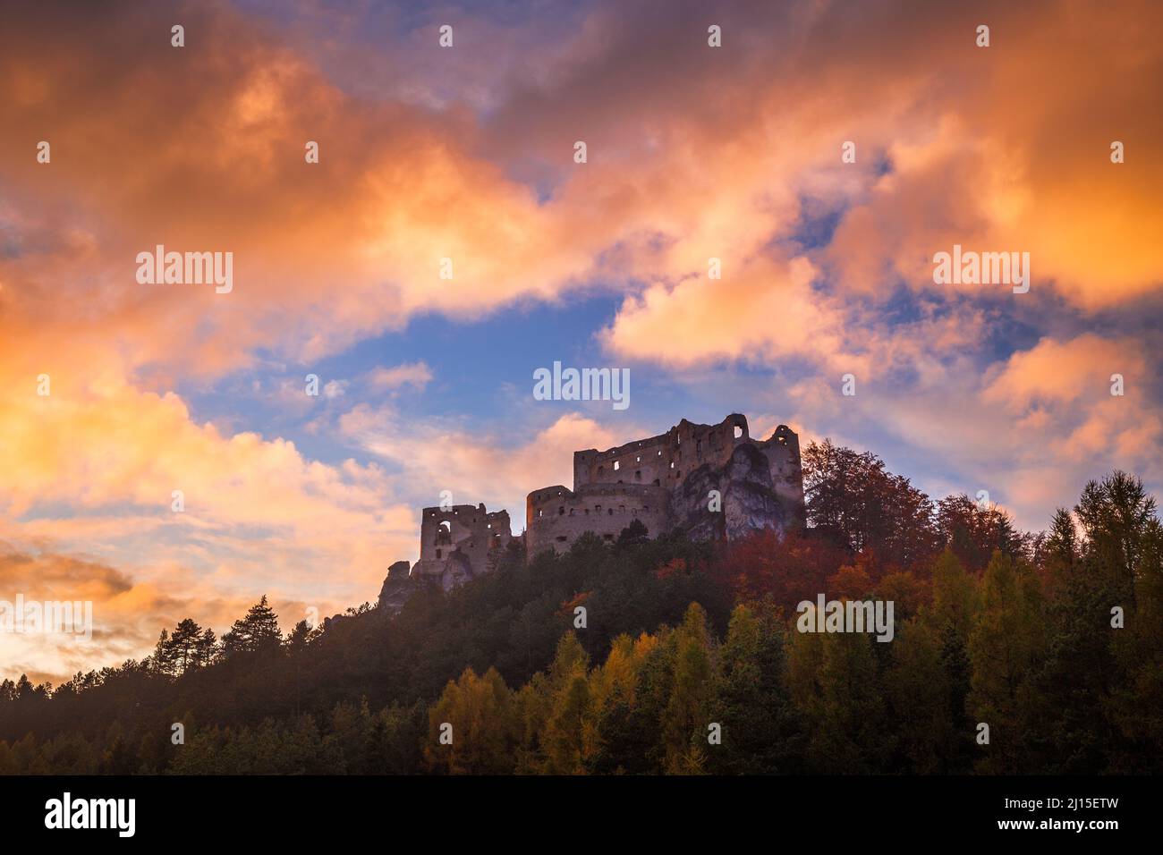 Paysage d'automne au coucher du soleil. Le château médiéval de Lietava à proximité de la ville de Zilina, Slovaquie, Europe. Banque D'Images