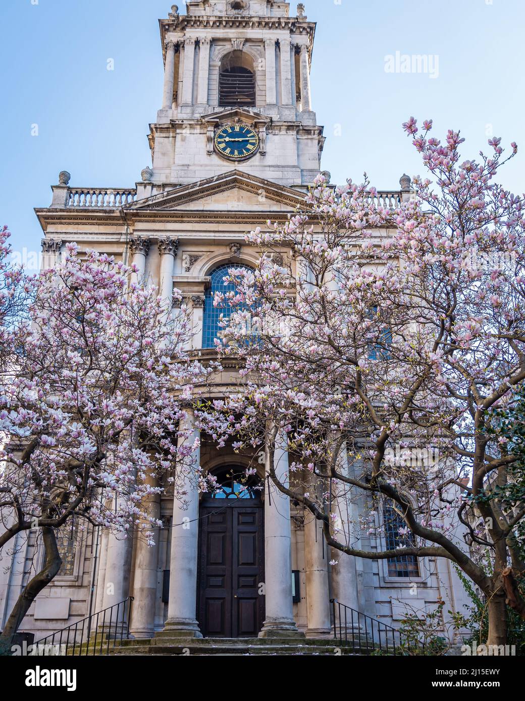 Fleurit à l'extérieur de l'église St Mary le Strand à Londres, Royaume-Uni Banque D'Images