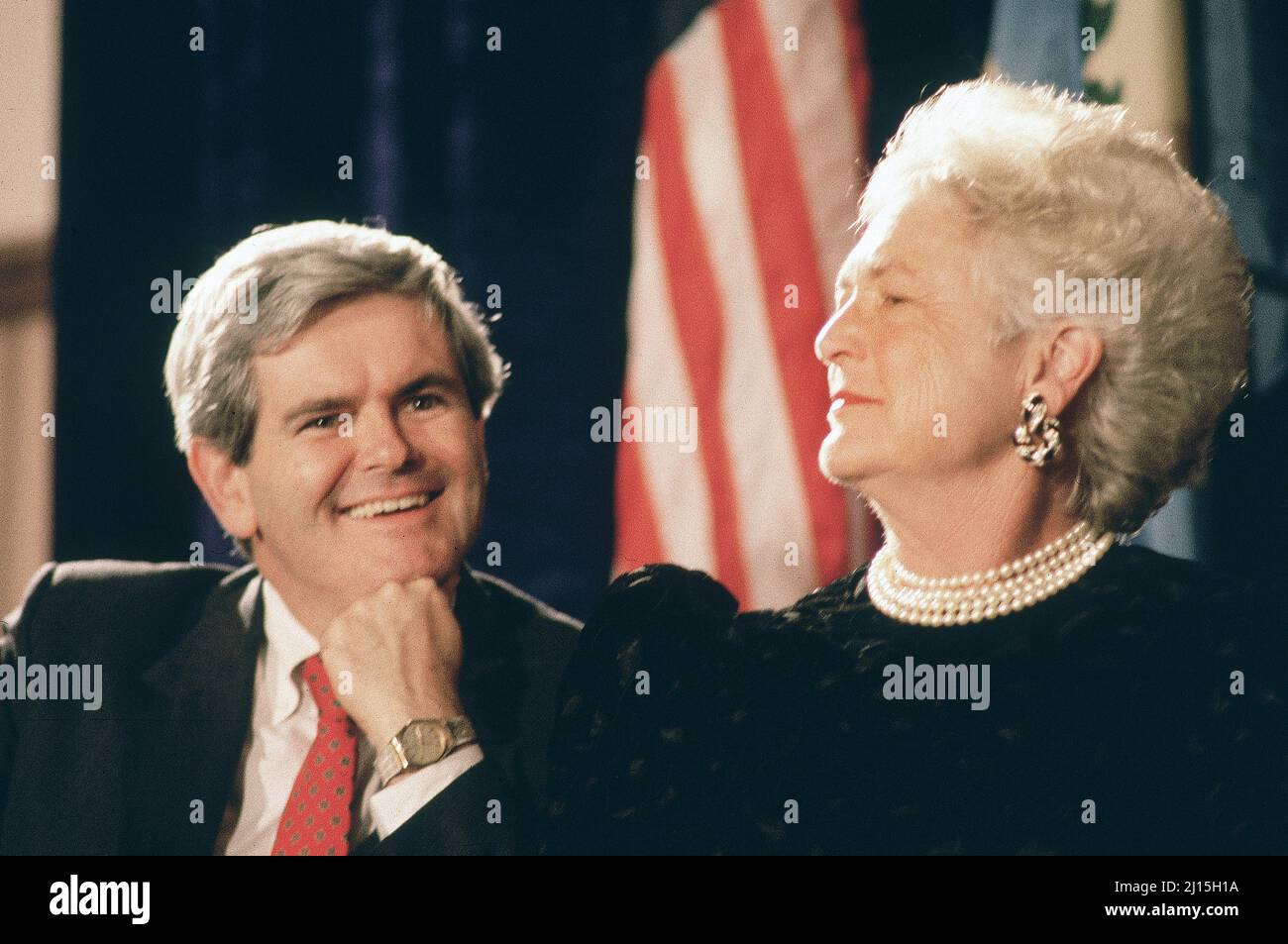 Newt Gingrich, membre du Congrès américain, et Barbara Bush, première dame des États-Unis, à l'occasion de l'événement en l'honneur du Président de la Chambre Bob Michel, Washington, D.C., États-Unis, Laura Patterson, Collection de photographies en rouleau, décembre 1989 Banque D'Images