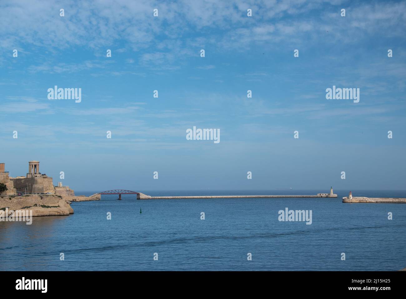 Brise-lames de Saint-Elmo, pont et phare, entrée du Grand Port, Valette, Malte, 3 décembre 2019. Banque D'Images