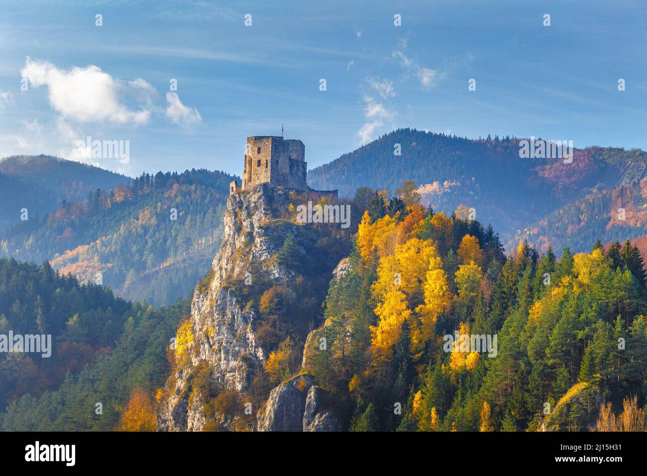 Château médiéval de Strecno dans le paysage de montagne d'automne, Slovaquie, Europe. Banque D'Images