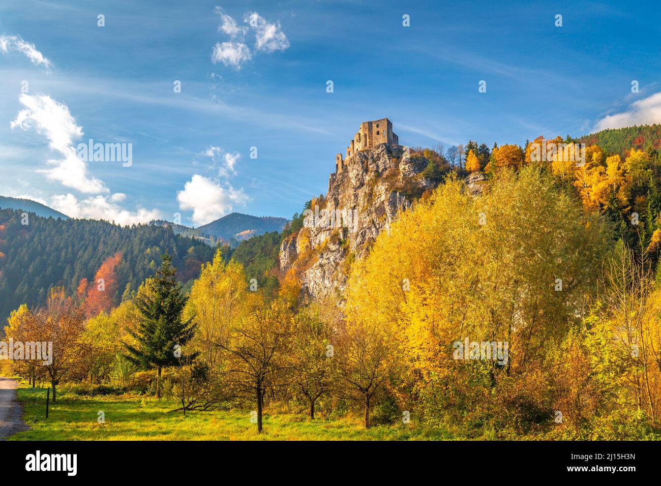 Château médiéval de Strecno dans le paysage de montagne d'automne, Slovaquie, Europe. Banque D'Images