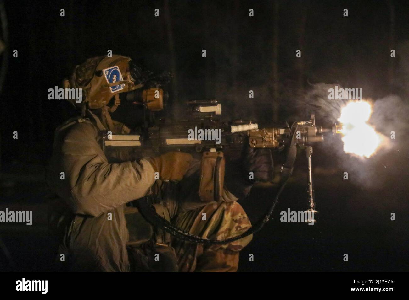 Parachutistes du 1st Bataillon, 501st Parachute Infantry Regiment, 4th Infantry Brigade combat Team (Airborne), 25th Infantry Division, « Spartan Brigade », défendent leurs positions de combat contre les Stykers et les troupes d'infanterie de la 1st Stryker Brigade combat Team, 25th Infantry Division, lors de la rotation du joint Pacific multinational Readiness Center 22-02 près de fort Greely, Alaska, 21 mars 2022. Le JPMRC 22-02 est le premier centre régional d'entraînement au combat en rotation en Alaska. Il met l'accent sur les opérations de combat à grande échelle (LSCO) et teste l'état de préparation au combat de la 1-25 CFF tandis que les parachutistes de 4-25 I. Banque D'Images