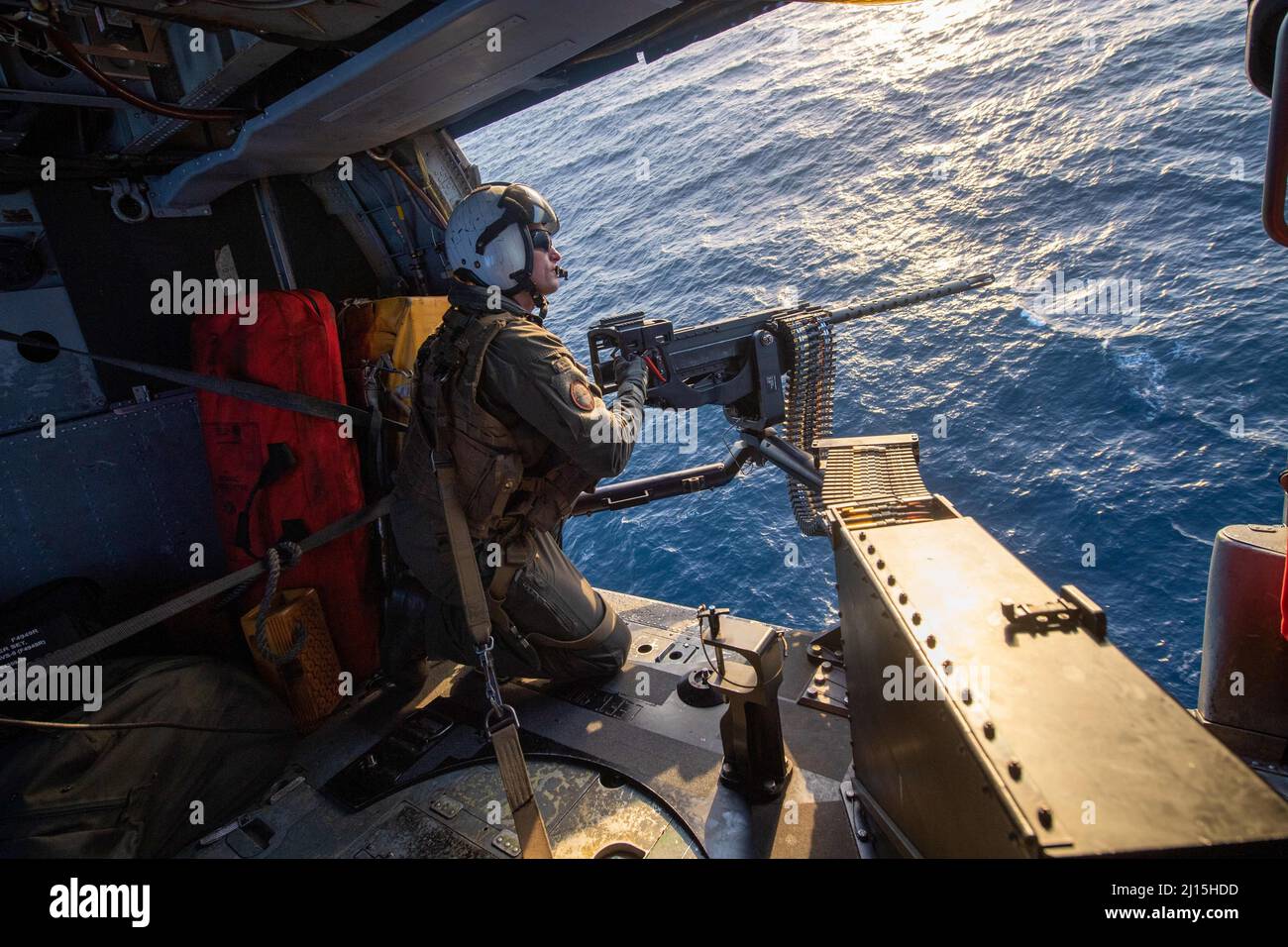 220310-N-EV253-1494 SAN DIEGO (le 10 mars 2021) – le chef de la Marine Aircrewman Wesley Nordli, d’Anaheim, Californie, et affecté aux “Merlins” de l’Escadron de combat en mer (HSC) 3, est un mitrailleur de calibre 50 de GAU-21 d’un hélicoptère MH-60s Kinighthawk au cours de qualification d’armement au large des côtes de Californie. HSC-3 est l’escadron de remplacement de la flotte MH-60s de la côte Ouest de la Marine, responsable de la formation des pilotes et des aviateurs en fournissant les combattants les plus compétents à la flotte. (É.-U. Photo de la marine par le Spécialiste des communications de masse 2nd classe Sara Eshleman) Banque D'Images