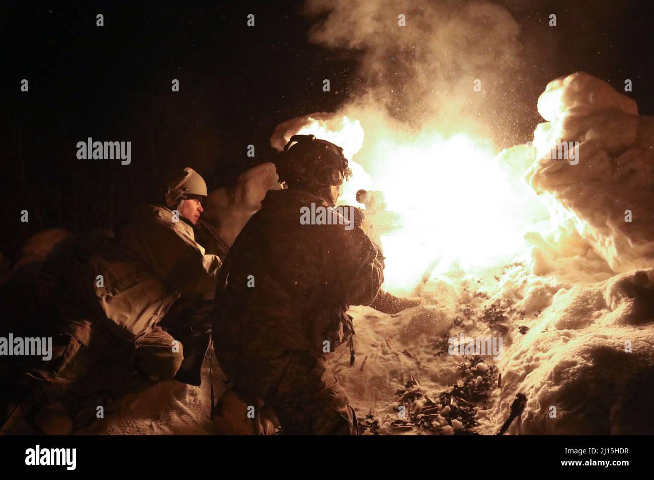 Parachutistes du 1st Bataillon, 501st Parachute Infantry Regiment, 4th Infantry Brigade combat Team (Airborne), 25th Infantry Division, « Spartan Brigade », défendent leurs positions de combat contre les Stykers et les troupes d'infanterie de la 1st Stryker Brigade combat Team, 25th Infantry Division, lors de la rotation du joint Pacific multinational Readiness Center 22-02 près de fort Greely, Alaska, 21 mars 2022. Le JPMRC 22-02 est le premier centre régional d'entraînement au combat en rotation en Alaska. Il met l'accent sur les opérations de combat à grande échelle (LSCO) et teste l'état de préparation au combat de la 1-25 CFF tandis que les parachutistes de 4-25 I. Banque D'Images